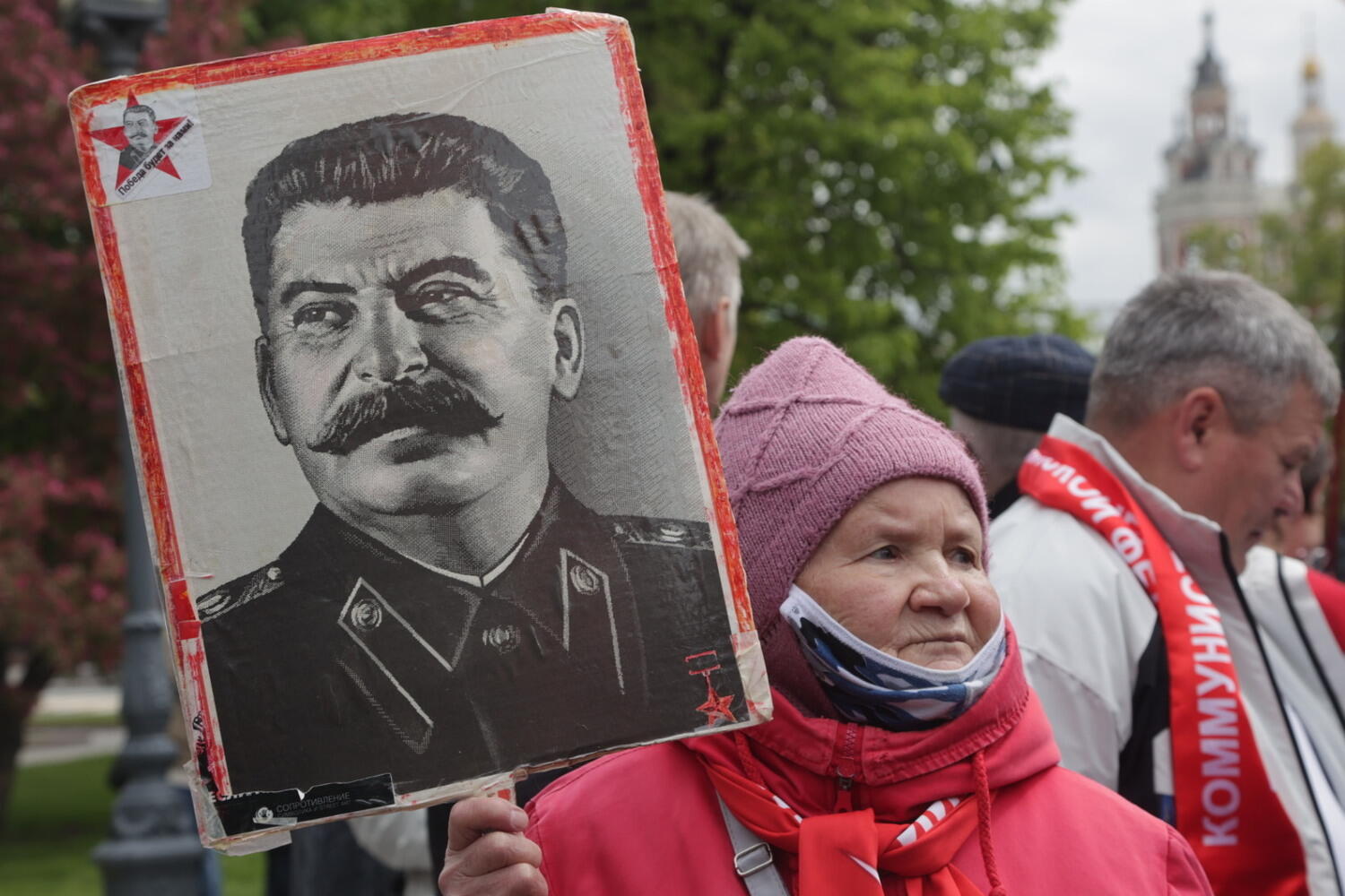 Члены КПРФ с портретами Сталина возложили цветы к могиле Неизвестного солдата