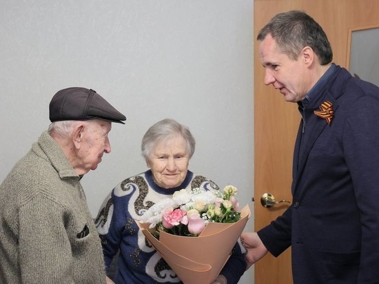 Вячеслав Гладков поздравил белгородского ветерана с наступающим Днем Победы