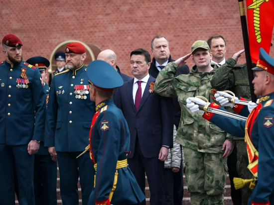 Губернатор вместе с героями СВО возложил венки к Вечному огню у стен Кремля