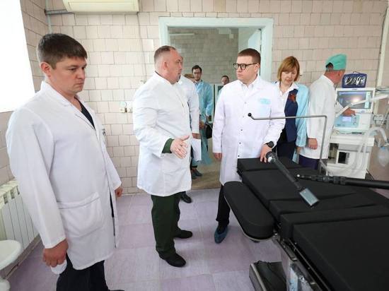 В рамках рабочего визита губернатор также поздравил лечащихся военных с Днем Победы