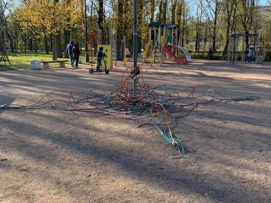 Прокуратура Московского района проверит площадку, где дети упали с «паутинки»