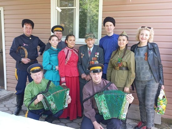 Астраханский ансамбль поздравил ветерана, отмечающего в этом году 100 лет, с Днем Победы