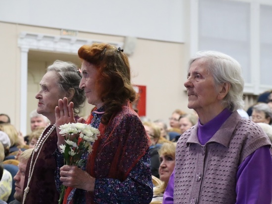 В Архангельске еще двенадцати ветеранам вручили знаки «Дети войны»