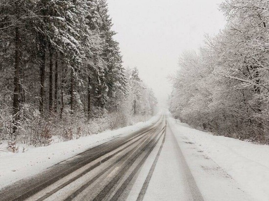 Шесть человек потерялись на снежной дороге в Приуральском районе
