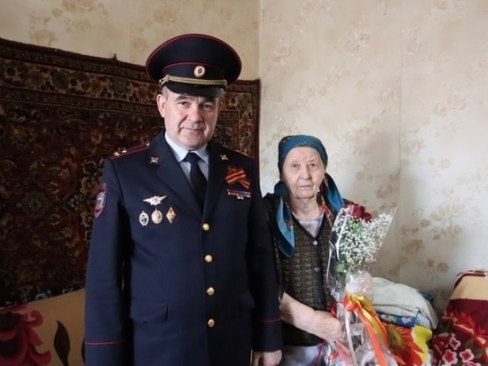 Министр внутренних дел Тувы навестил труженицу тыла Зою Шаманову