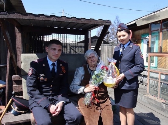 В Кызыле с Днем победы поздравили вдову фронтовика Надежду Юфирову