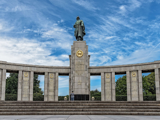 Немецкий суд запретил советские и российские флаги у мемориала в Тиргартене на 9 Мая