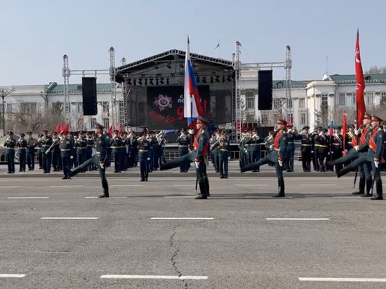 Парад Победы стартовал на площади Ленина в Чите