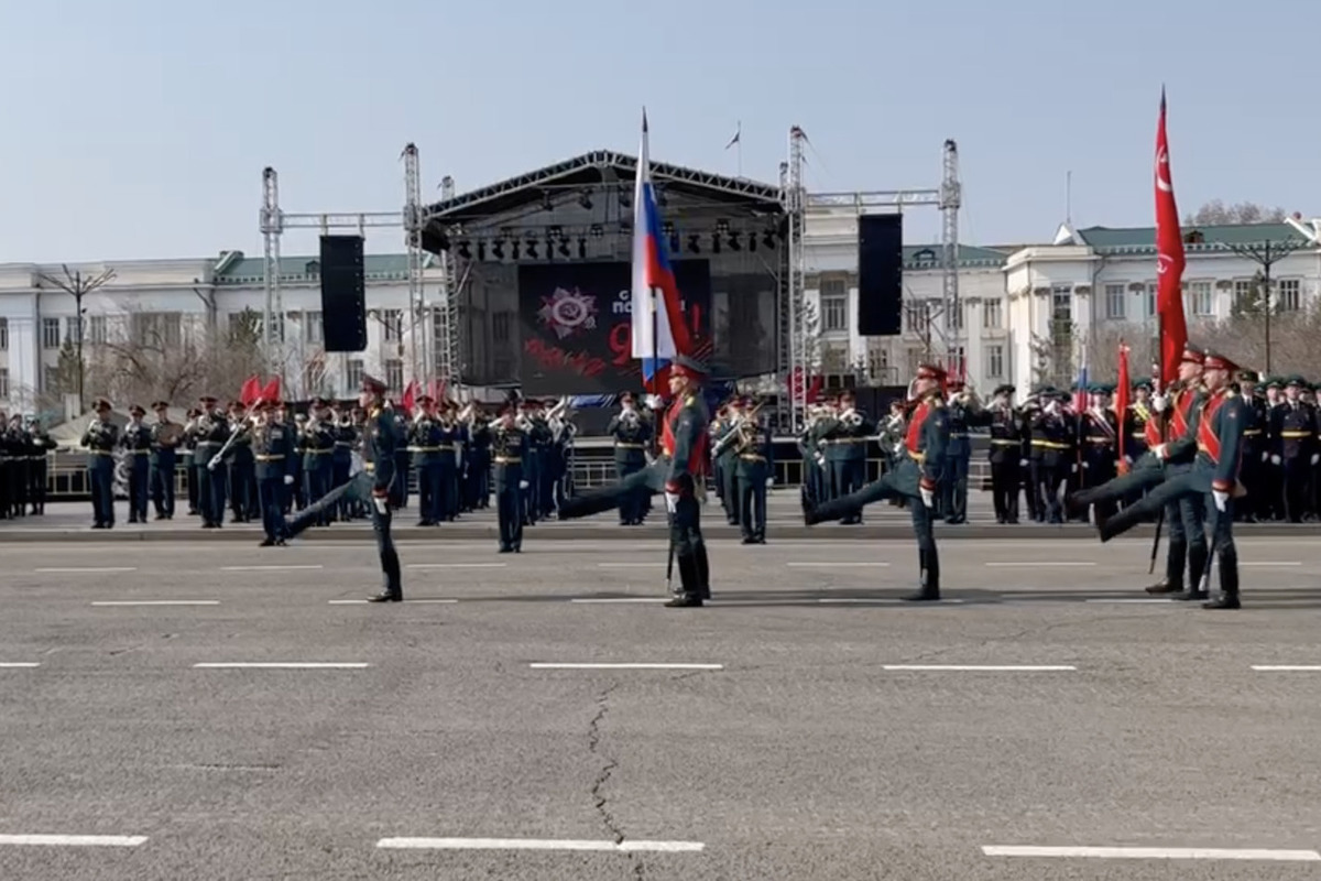 Парад Победы стартовал на площади Ленина в Чите - МК Чита