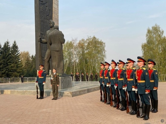 В Барнауле возложили цветы к Мемориалу Славы в честь Дня Победы
