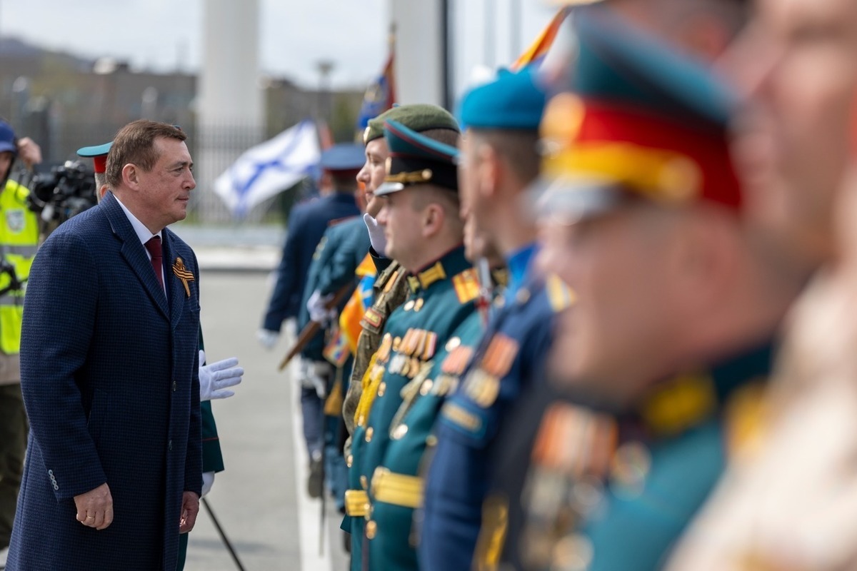 Около 1000 человек приняли участие в военном параде в Южно-Сахалинске - МК  Сахалин