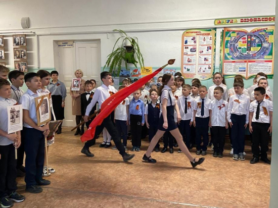 В школах Хабаровского края подняли Знамя Победы