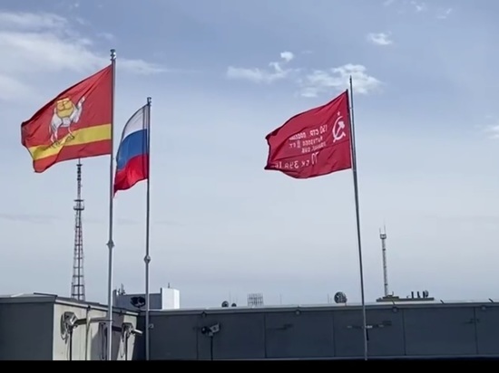 Здание парламента Челябинской области украсили Знаменем Победы