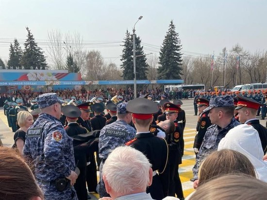 Палящее солнце, отсутствие воды и падающие в обморок курсанты: в Красноярске прошел парад Победы