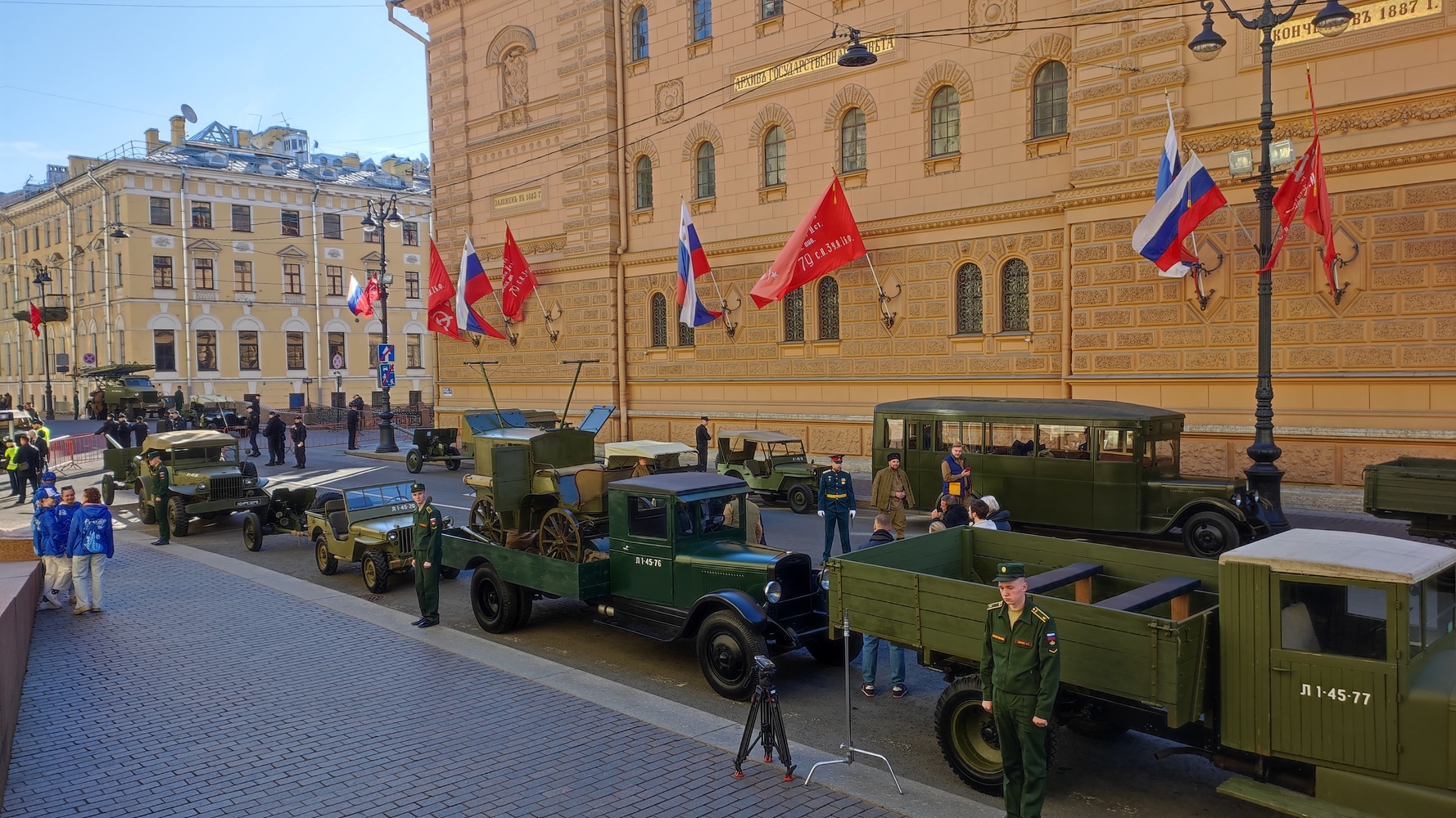Ретро-техника и проверка звука: как Петербург готовится к Параду Победы на Дворцовой