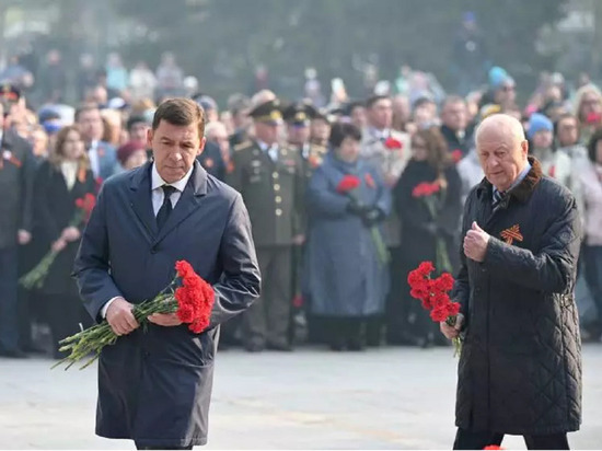 Губернатор Евгений Куйвашев возложил цветы к Широкореченскому мемориалу