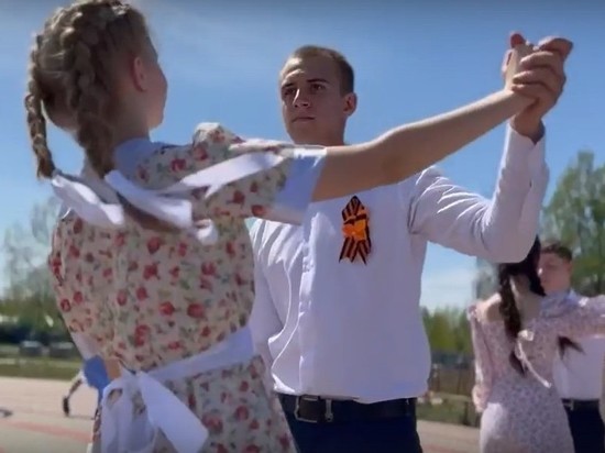 В Курской области горшеченские школьники станцевали «Вальс Победы»