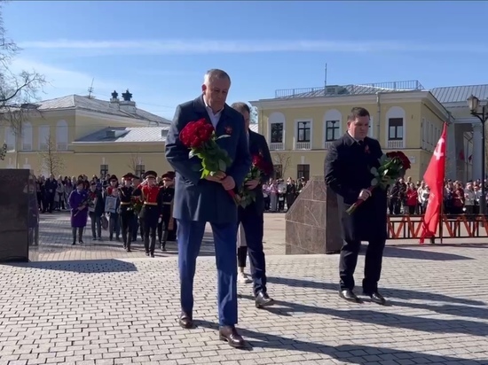 Дрозденко возложил цветы у стелы «Гатчина – город воинской славы»