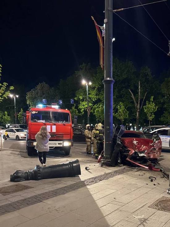 В Воронеже на проспекте Революции после столкновения Land Cruiser въехал в здание ЮВЖД, а Lexus впечатался в фонарный столб