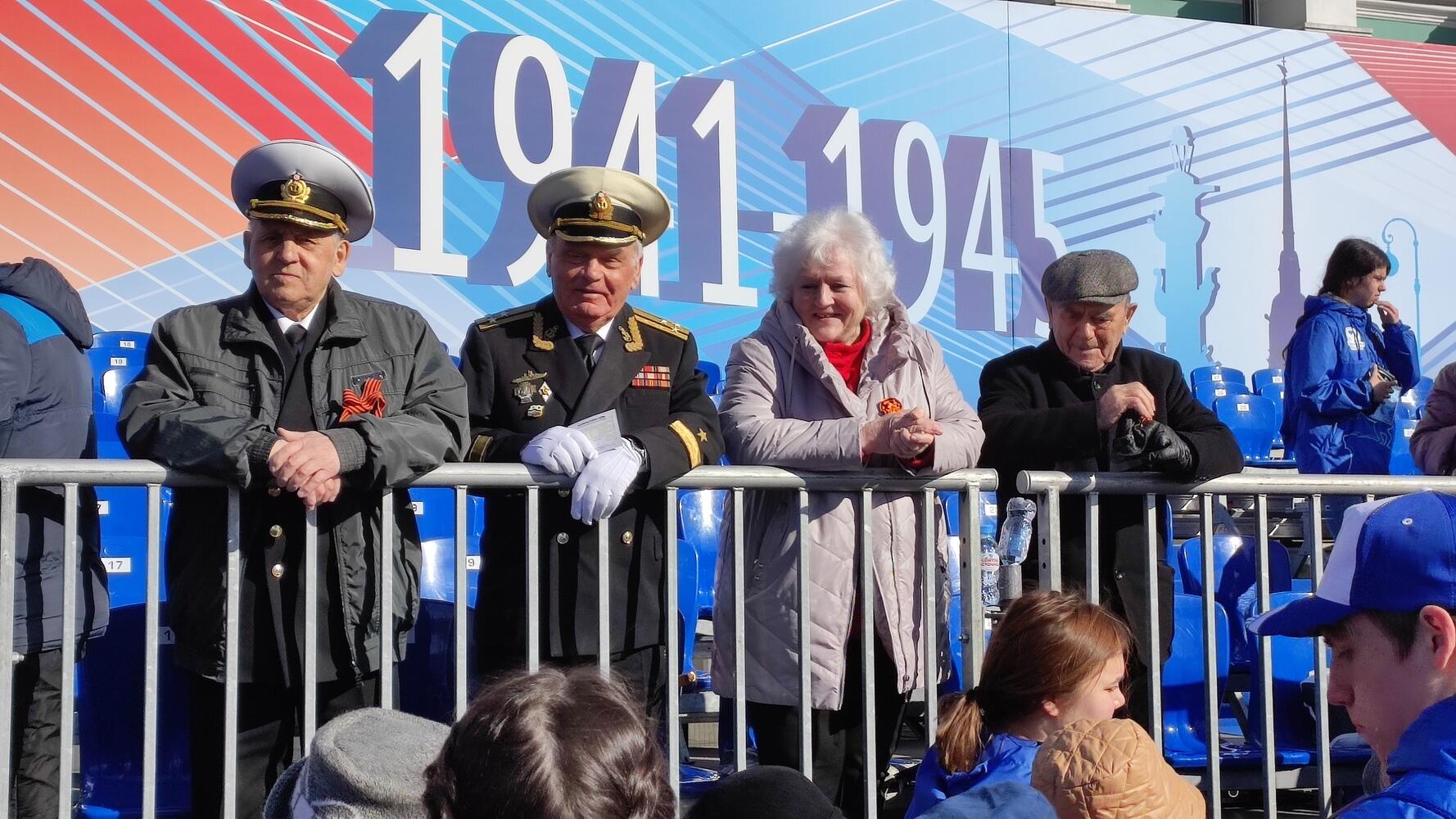 На Дворцовую прибыли первые гости, волонтеры помогают ветеранам занять свои места