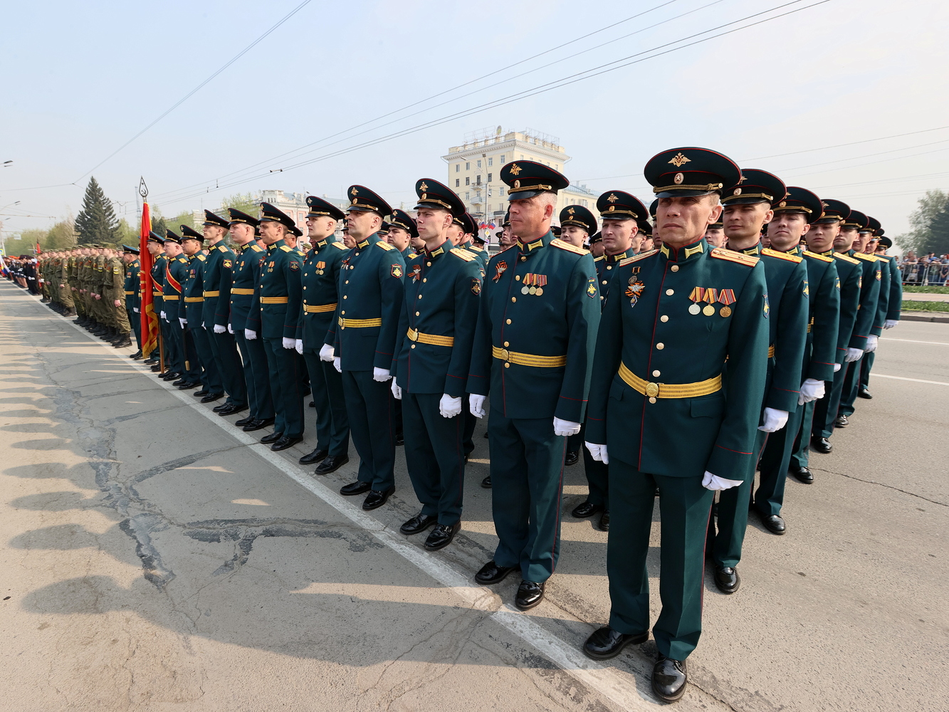 Возложение цветов и парад: фоторепортаж, как тысячи людей в Барнауле празднуют День Победы 2023