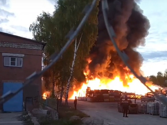 Пожар на заводе по производству лежачих полицейских произошел в Коломне