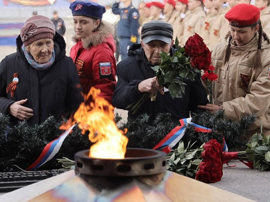 День Победы в Архангельске начался с церемоний возложения цветов к Вечному огню