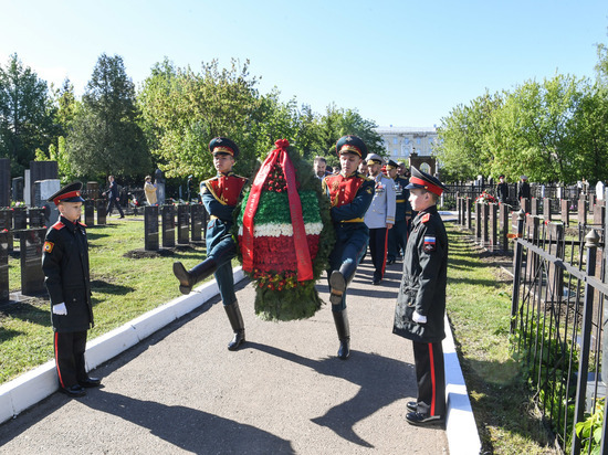 На Арском кладбище прошла церемония возложения цветов к захоронениям воинов