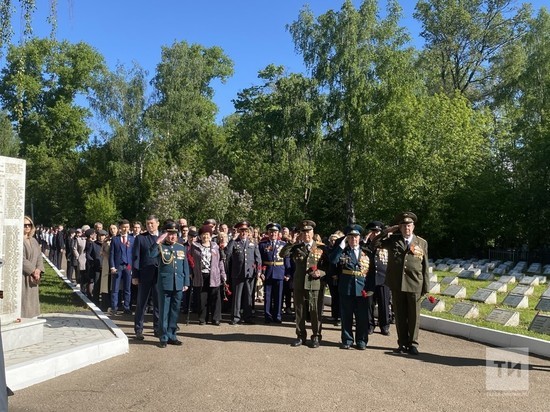 Депутаты и ветераны возложили цветы к монументу «Воин» на Архангельском кладбище Казани