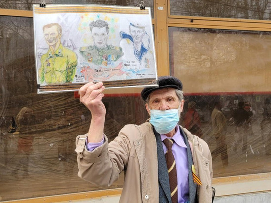 Пенсионер из Новосибирска нарисовал портреты родственников для «Бессмертного полка»