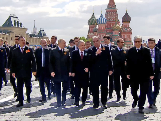 Президент РФ Путин с гостями Парада Победы пешком дошел до Могилы Неизвестного Солдата