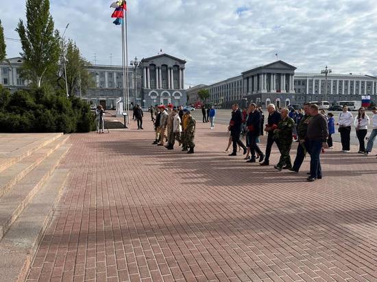 В Курске 9 мая в честь Дня Победы возложили цветы к стеле «Героям – курянам»