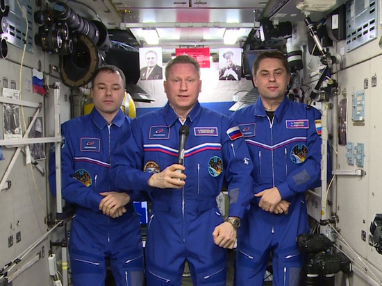 Россиян с Днем Победы поздравили космонавты с борта МКС