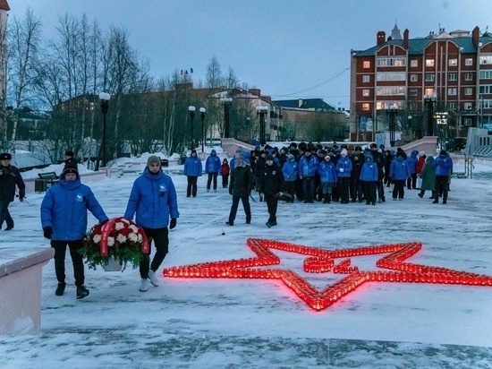 В Салехарде в преддверии Дня Победы у мемориального комплекса зажгли 1000 свечей