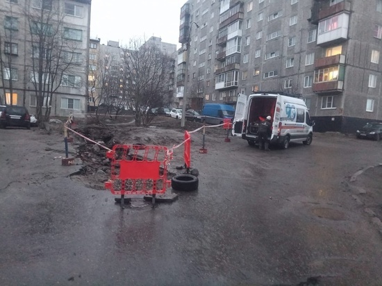 Прорыв трубы на Аскольдовцев в Мурманске оперативно ликвидировали