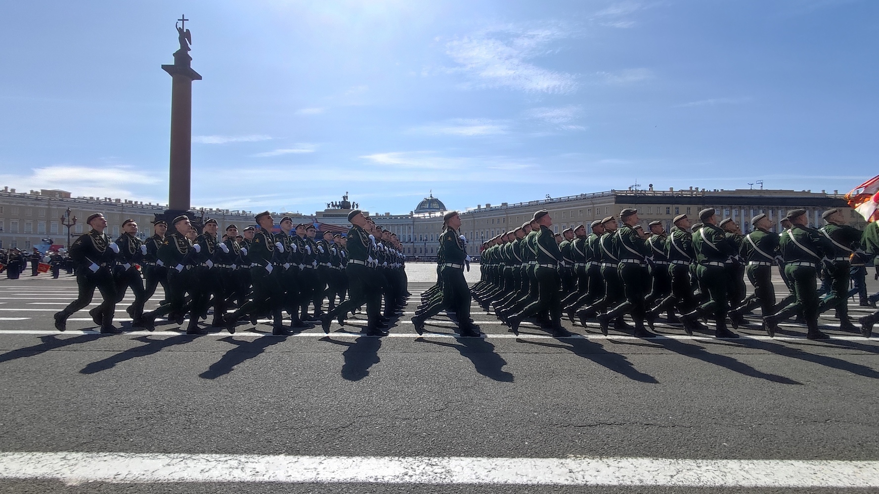 Более 80 единиц техники и свыше 4 тысяч человек: как проходил парад на 9 Мая в Петербурге 