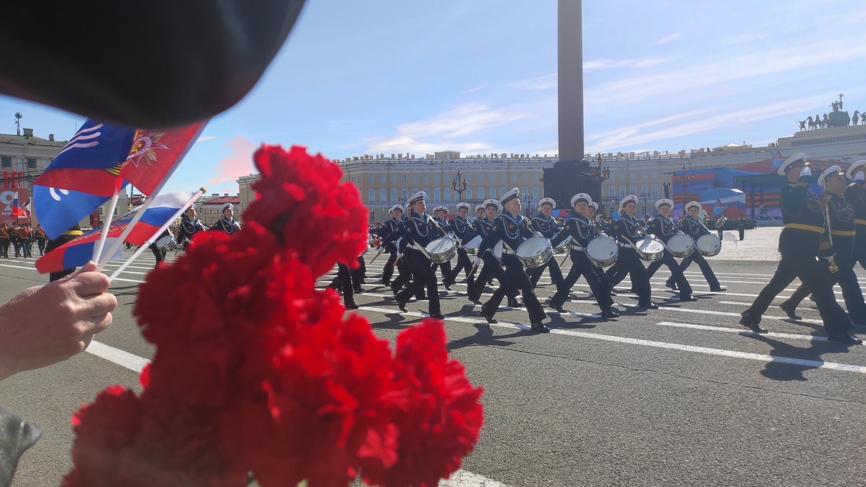 Более 80 единиц техники и свыше 4 тысяч человек: как проходил парад на 9 Мая в Петербурге 
