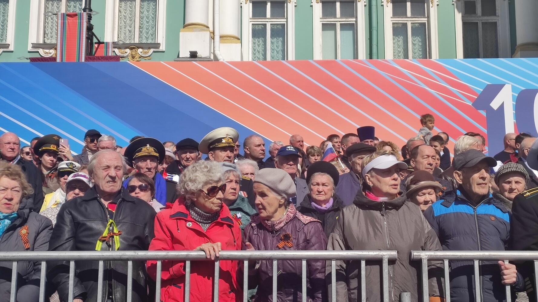 Более 80 единиц техники и свыше 4 тысяч человек: как проходил парад на 9 Мая в Петербурге 