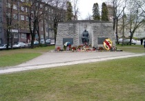 На таллинском военном кладбище российские дипломаты возложили венок и цветы к подножию памятника Воину-освободителю