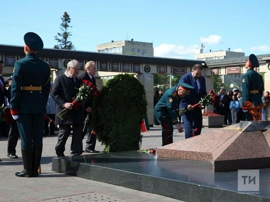 Минниханов возложил цветы к Вечному огню в парке Победы