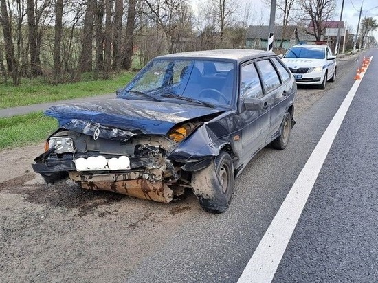 ВАЗ и фура столкнулись на М-10 в Тверской области