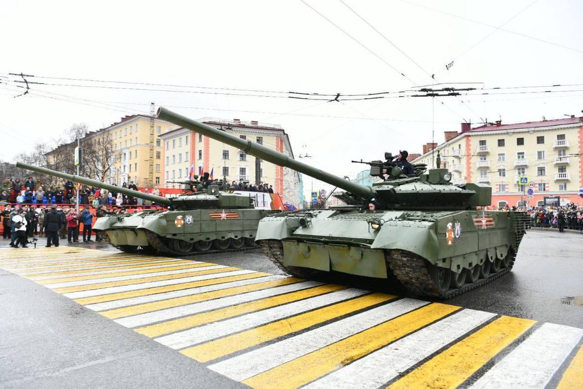 В центре Мурманска прошел парад Победы с боевой техникой - МК Мурманск