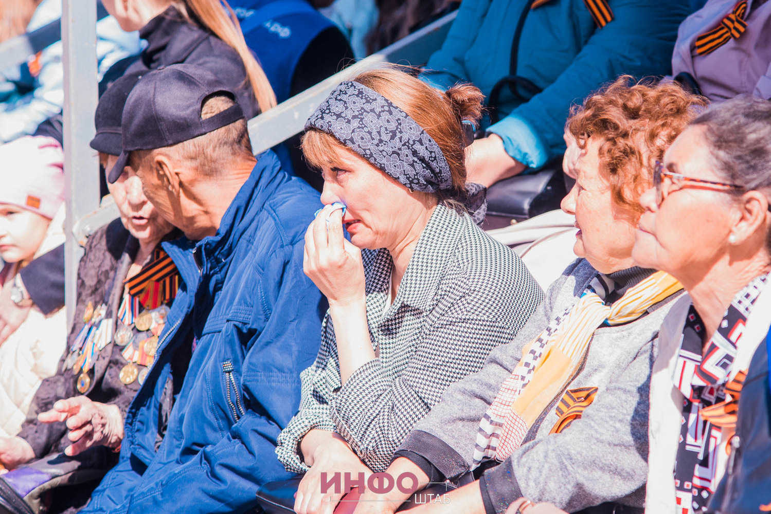 «Смех и слезы»: лица и эмоции астраханских зрителей парада Победы 
