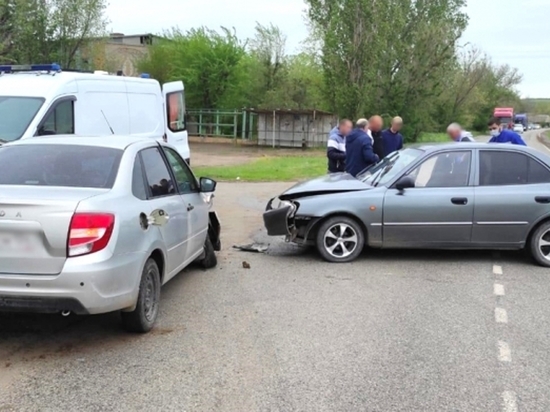 В ДТП в Волгограде пострадали 70-летний и 68-летняя пассажиры иномарки