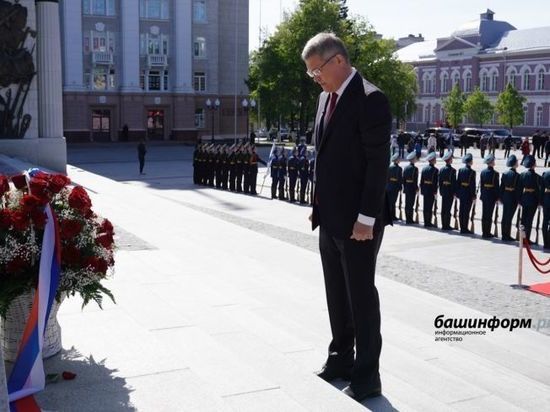 Радий Хабиров возложил цветы к памятнику Минигали Шаймуратову