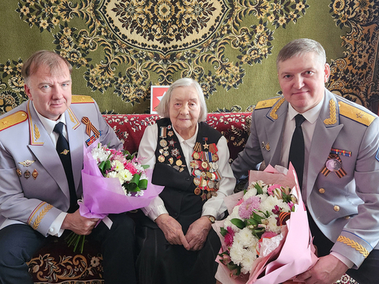 Руководители кузбасских правоохранительных органов  поздравили ветерана войны с Днем Победы