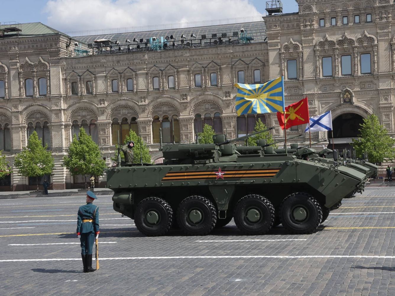 По Красной площади прошли Т-34, "Искандер-М", "Ярс": кадры парада Победы