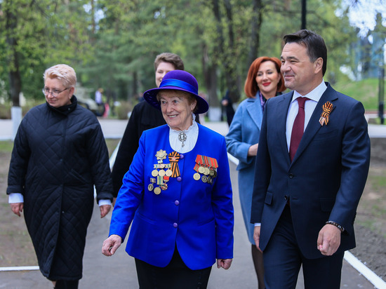 Губернатор Андрей Воробьев и ветеран ВОВ Альвина Борисова возложили цветы к Вечному огню у мемориала «Воинам-сибирякам»