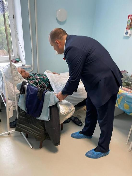 Глава Железноводска навестил ветерана ВОВ в больнице