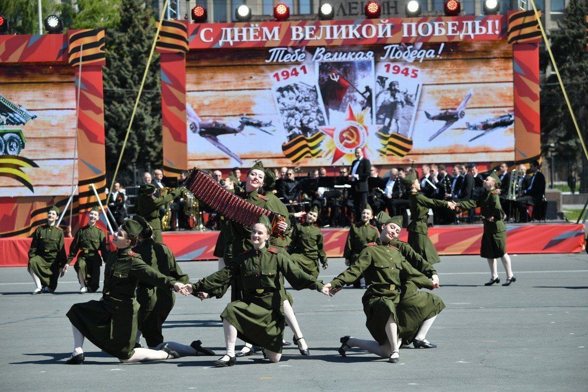 Катюша, парад и белые голуби: в Саратовской области организовали концерты  под окнами ветеранов - МК Саратов